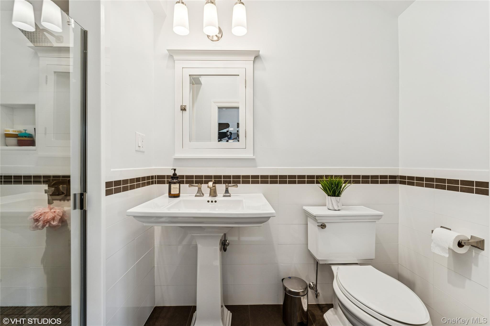 15 Flamingo Road, East Hills, NY 11576