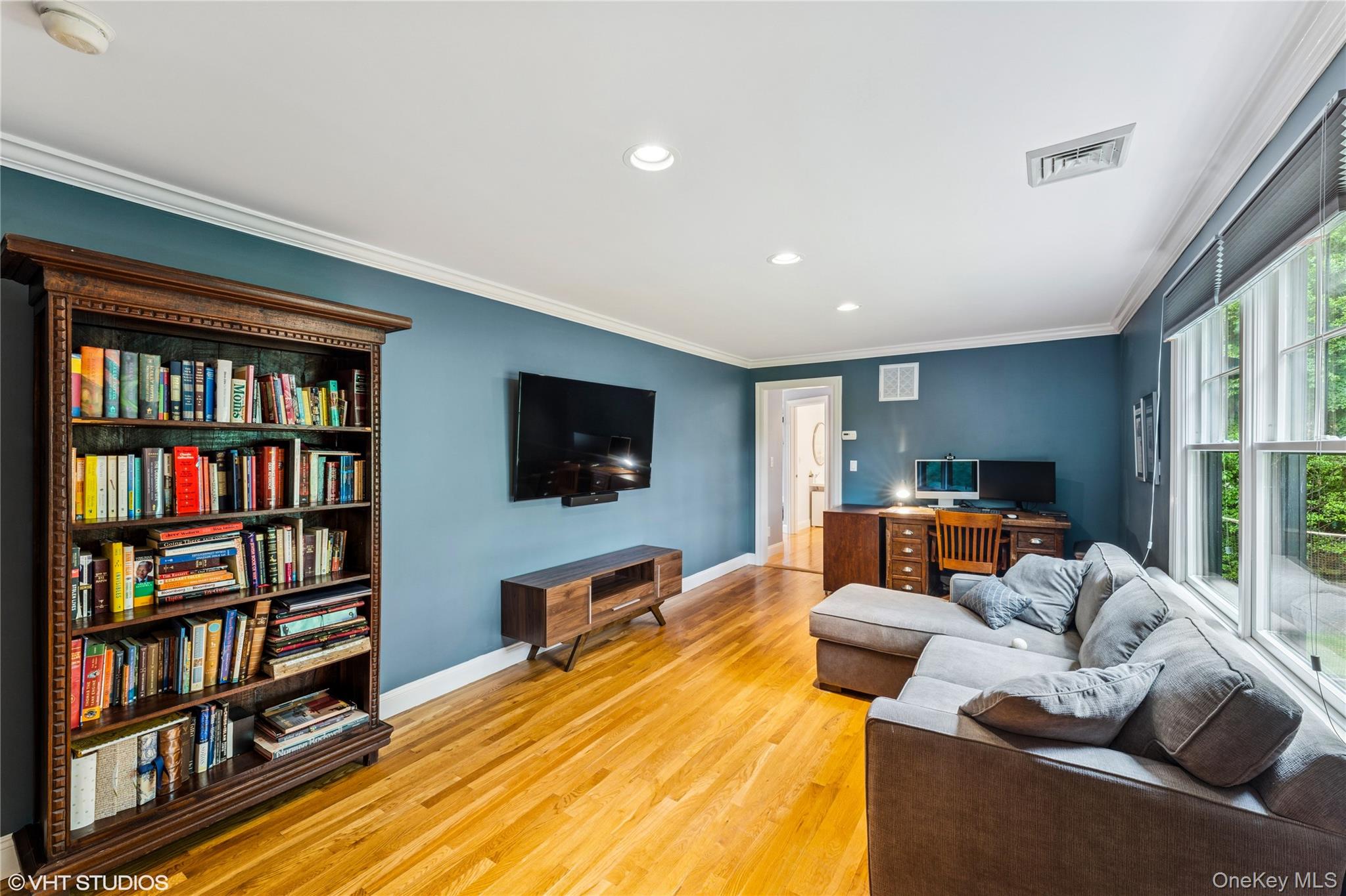 15 Flamingo Road, East Hills, NY 11576