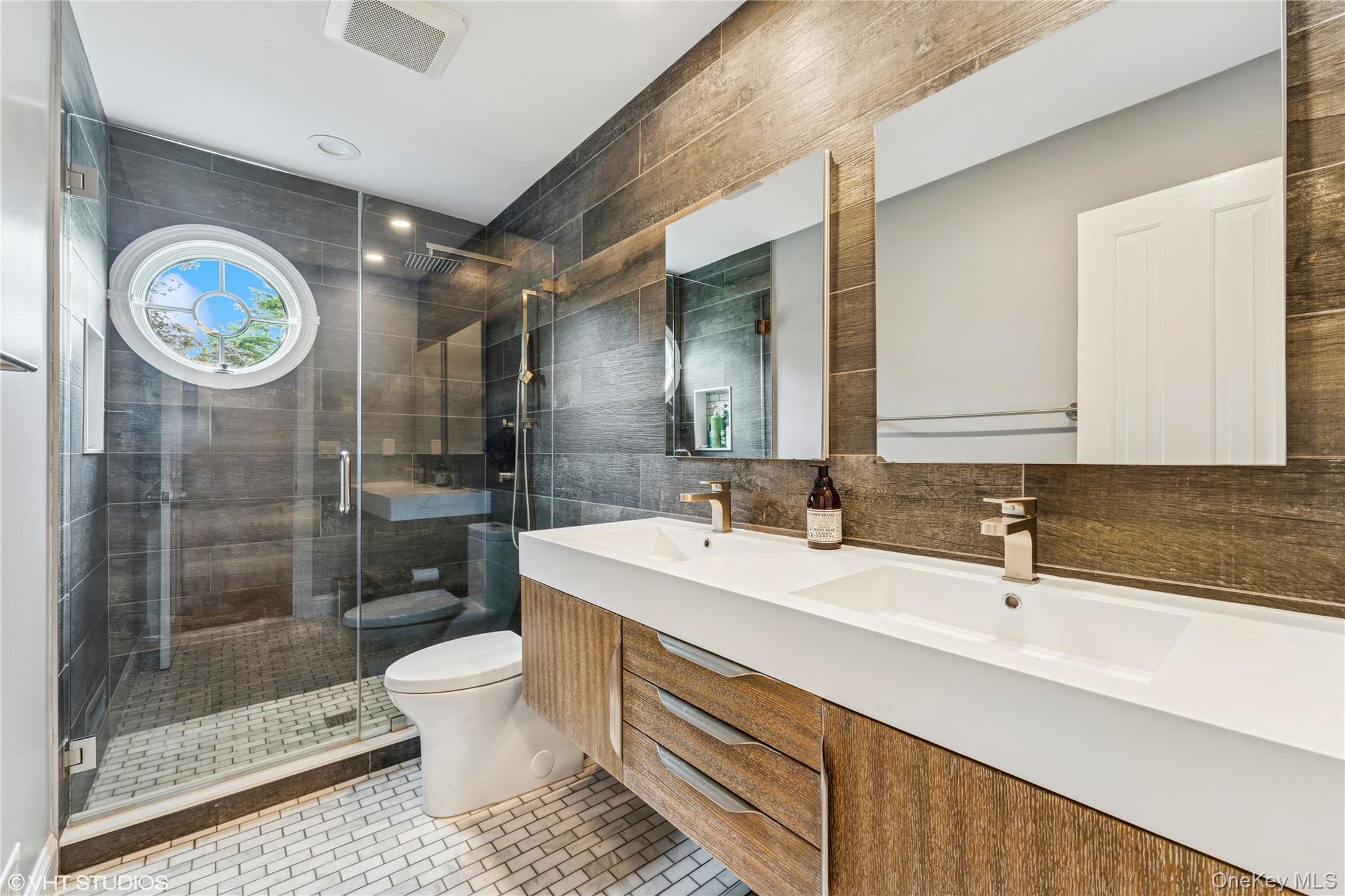 15 Flamingo Road, East Hills, NY 11576