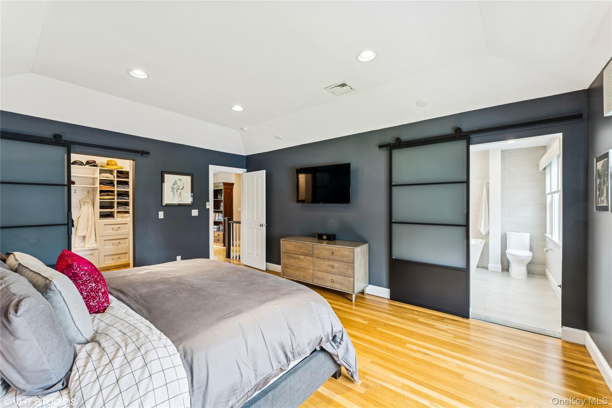 15 Flamingo Road, East Hills, NY 11576