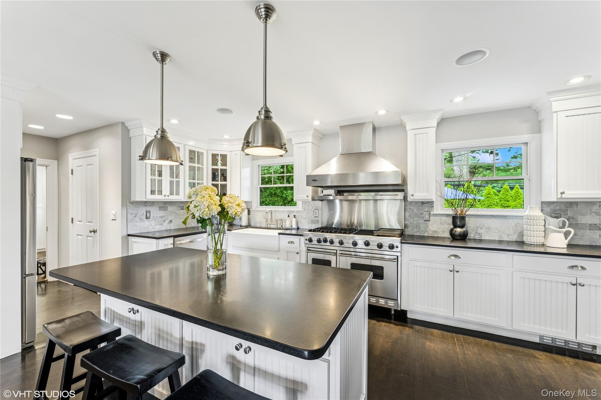 15 Flamingo Road, East Hills, NY 11576