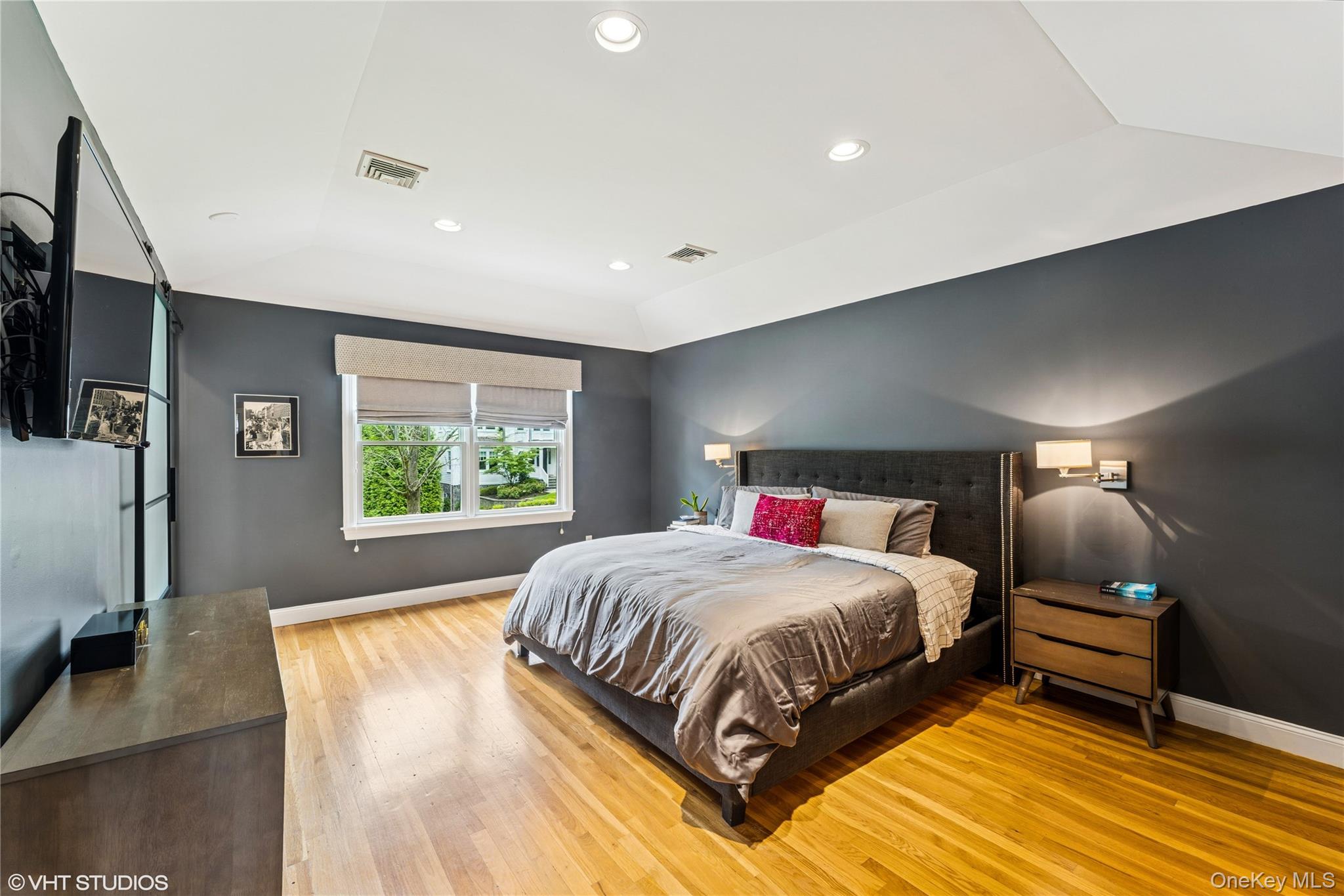 15 Flamingo Road, East Hills, NY 11576