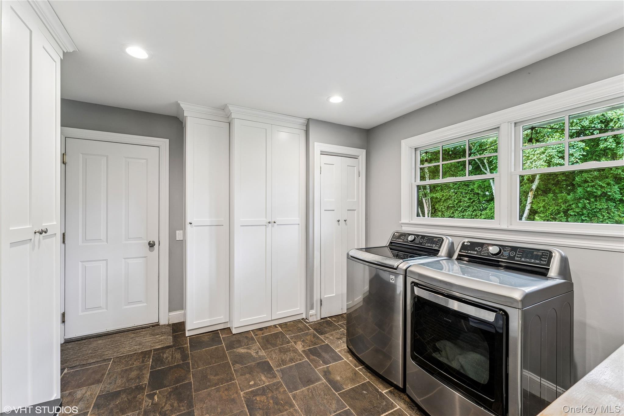 15 Flamingo Road, East Hills, NY 11576