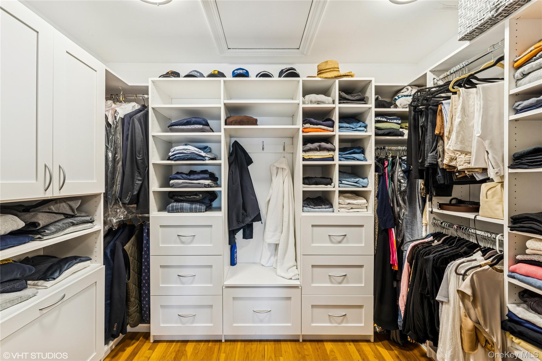 15 Flamingo Road, East Hills, NY 11576