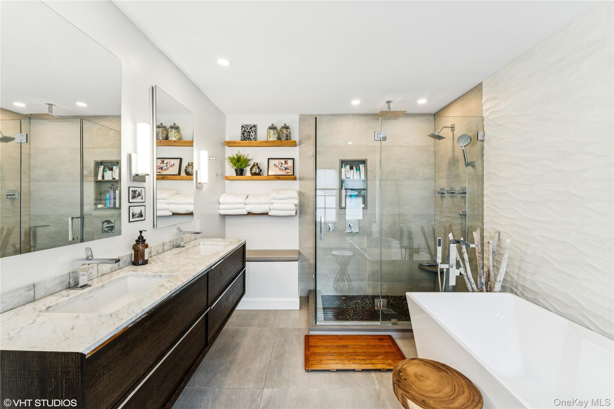 15 Flamingo Road, East Hills, NY 11576