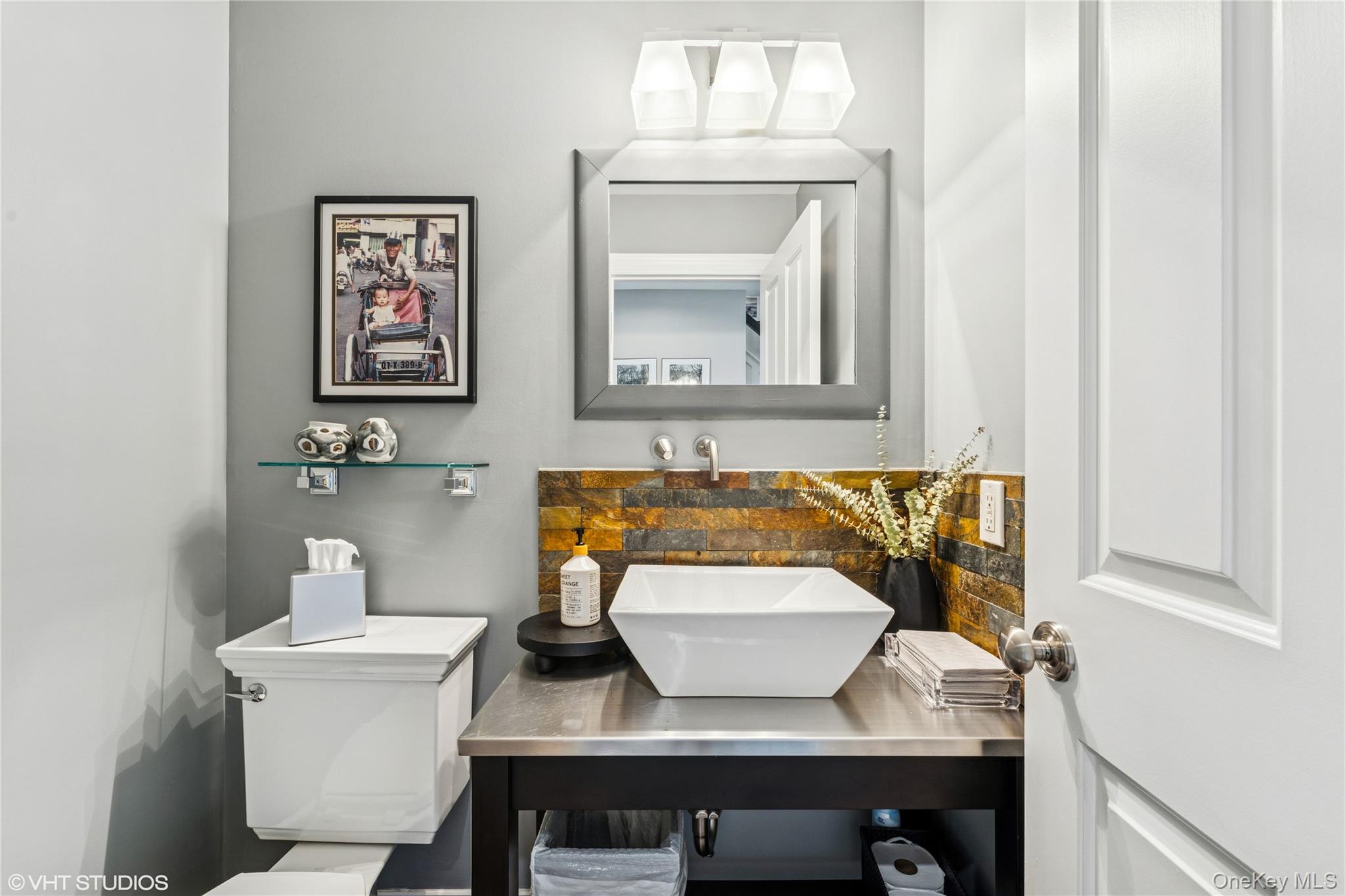 15 Flamingo Road, East Hills, NY 11576