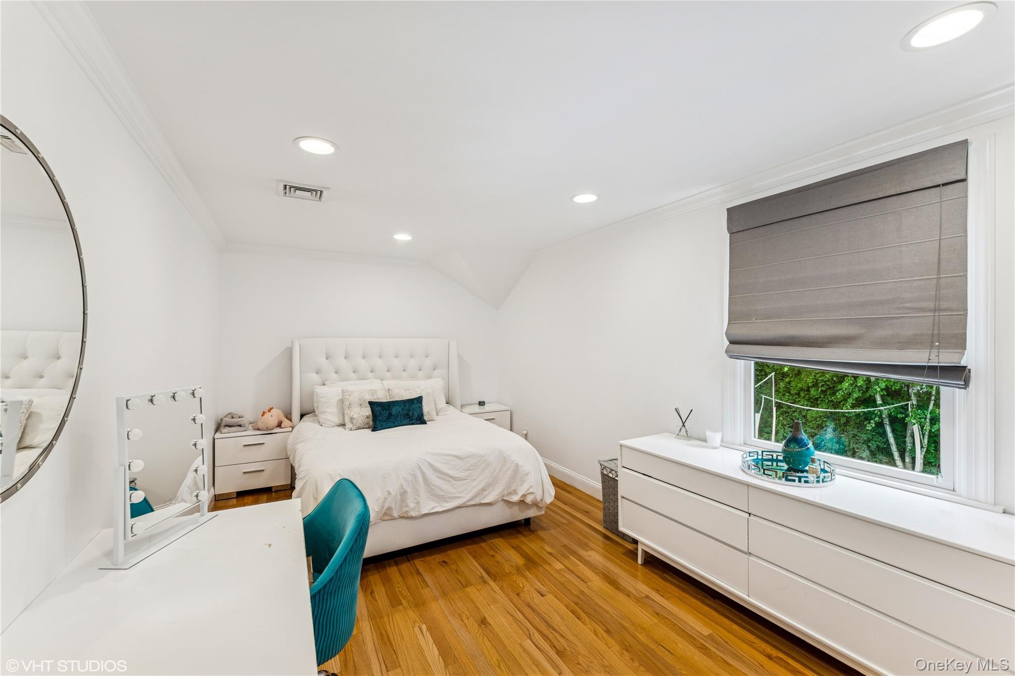 15 Flamingo Road, East Hills, NY 11576