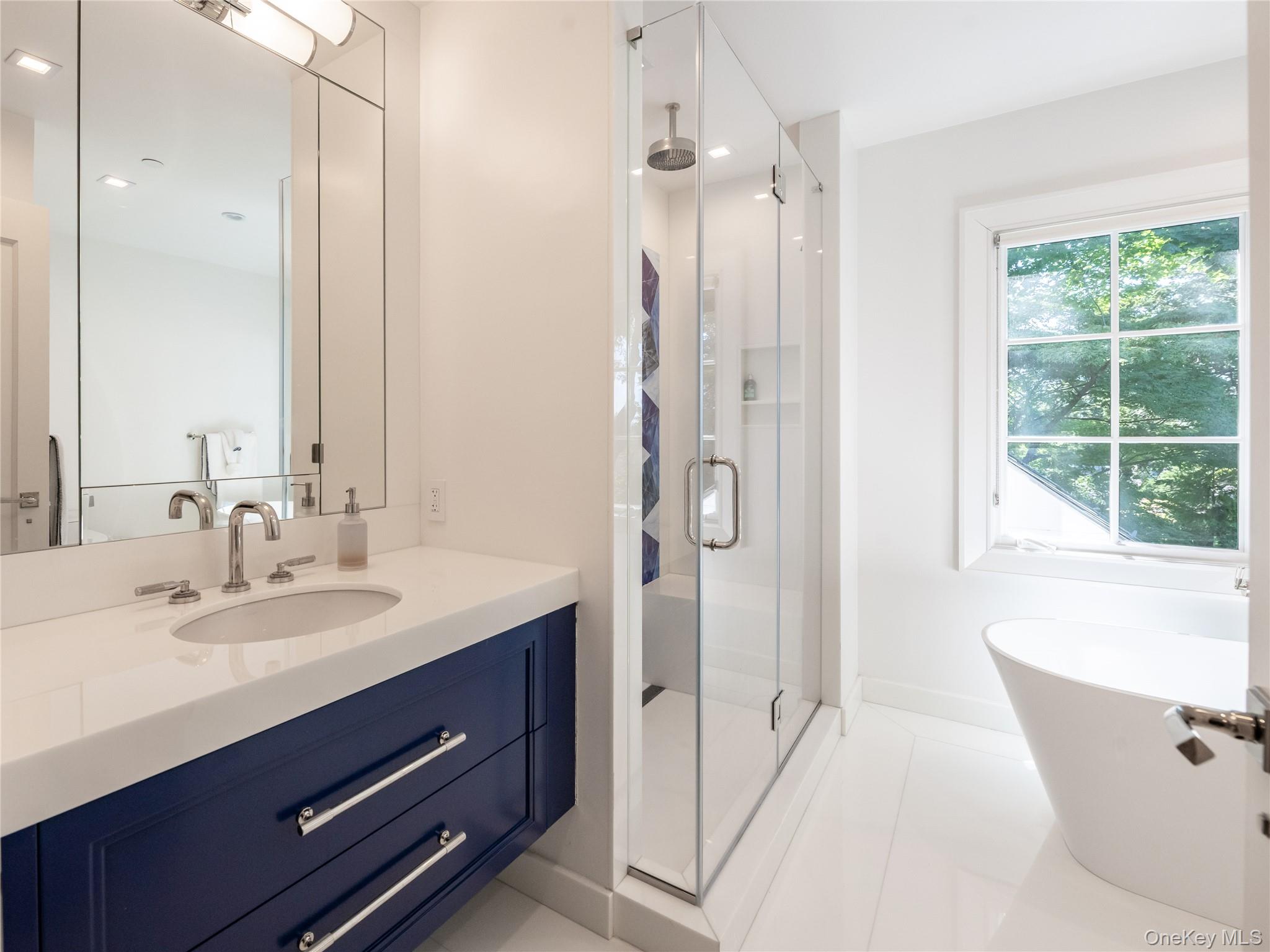 16 Ridge Drive E, Great Neck, NY 11021