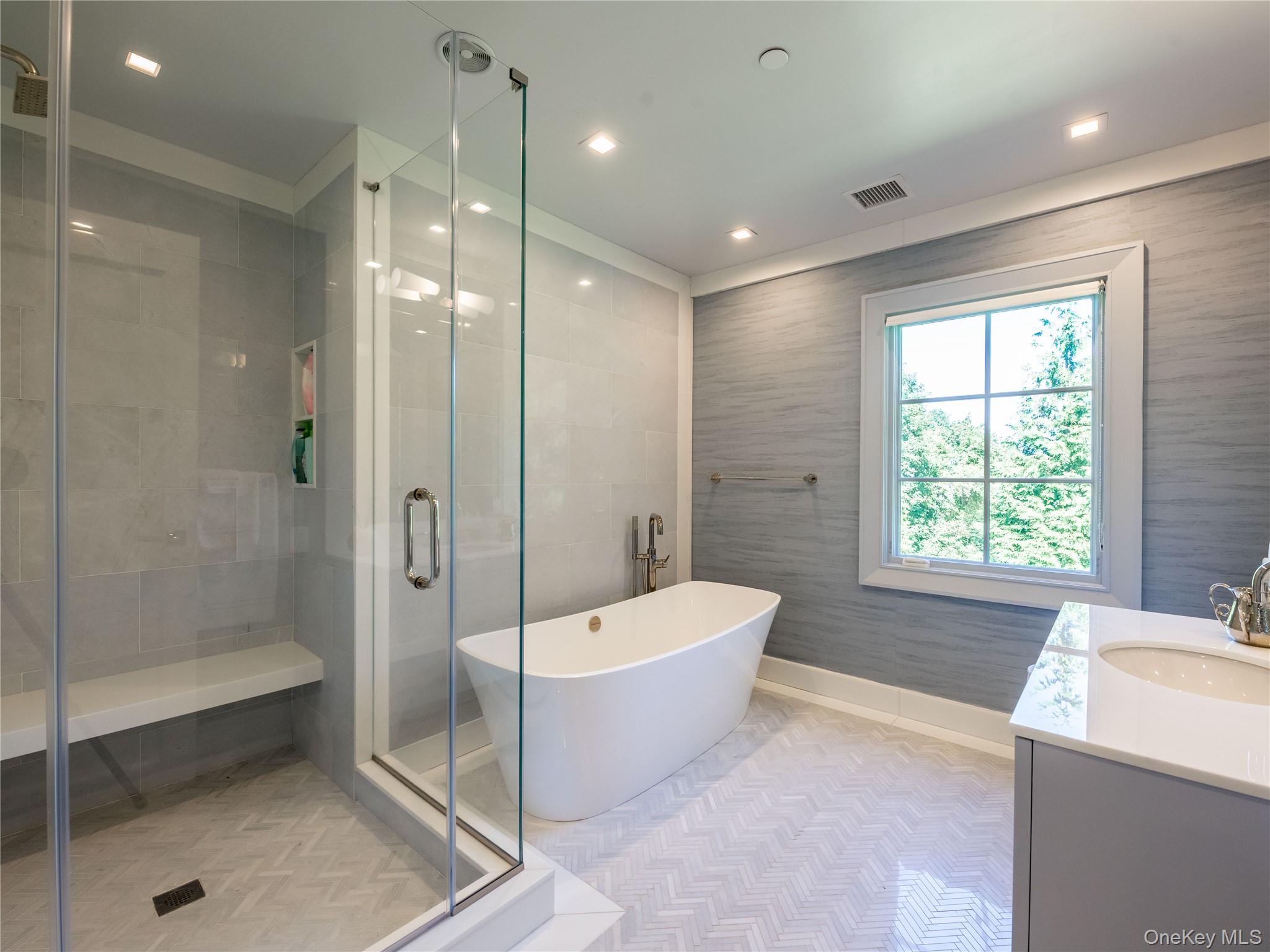 16 Ridge Drive E, Great Neck, NY 11021