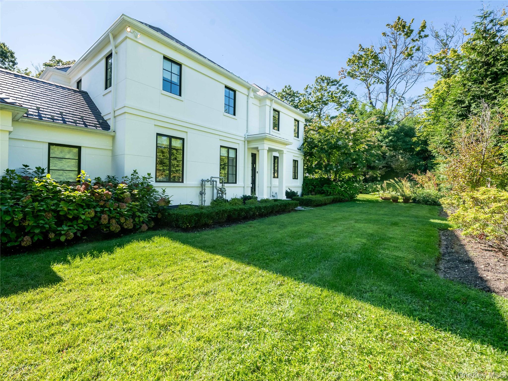 16 Ridge Drive E, Great Neck, NY 11021