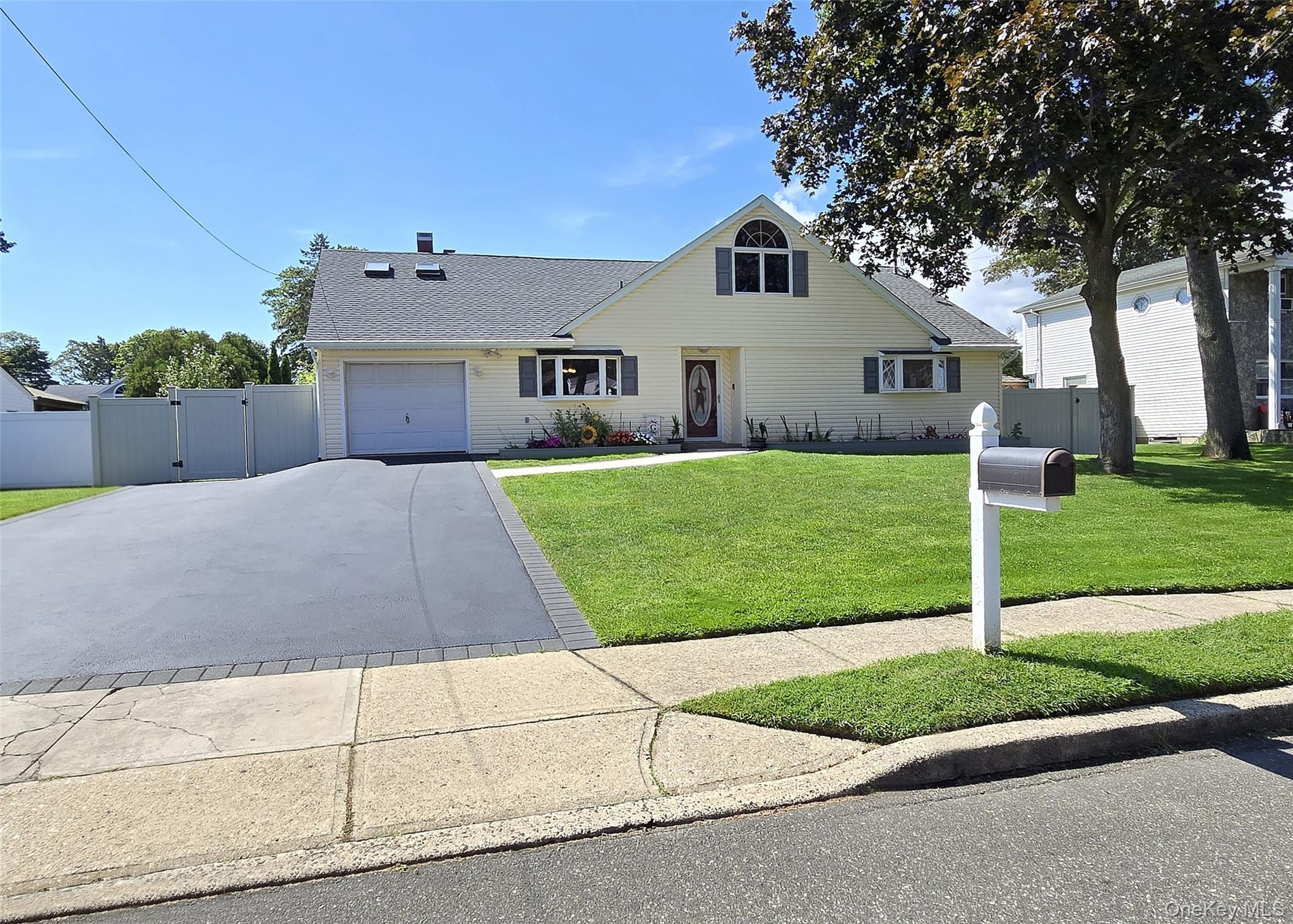 16 Ballad Circle, Holbrook, NY 11741