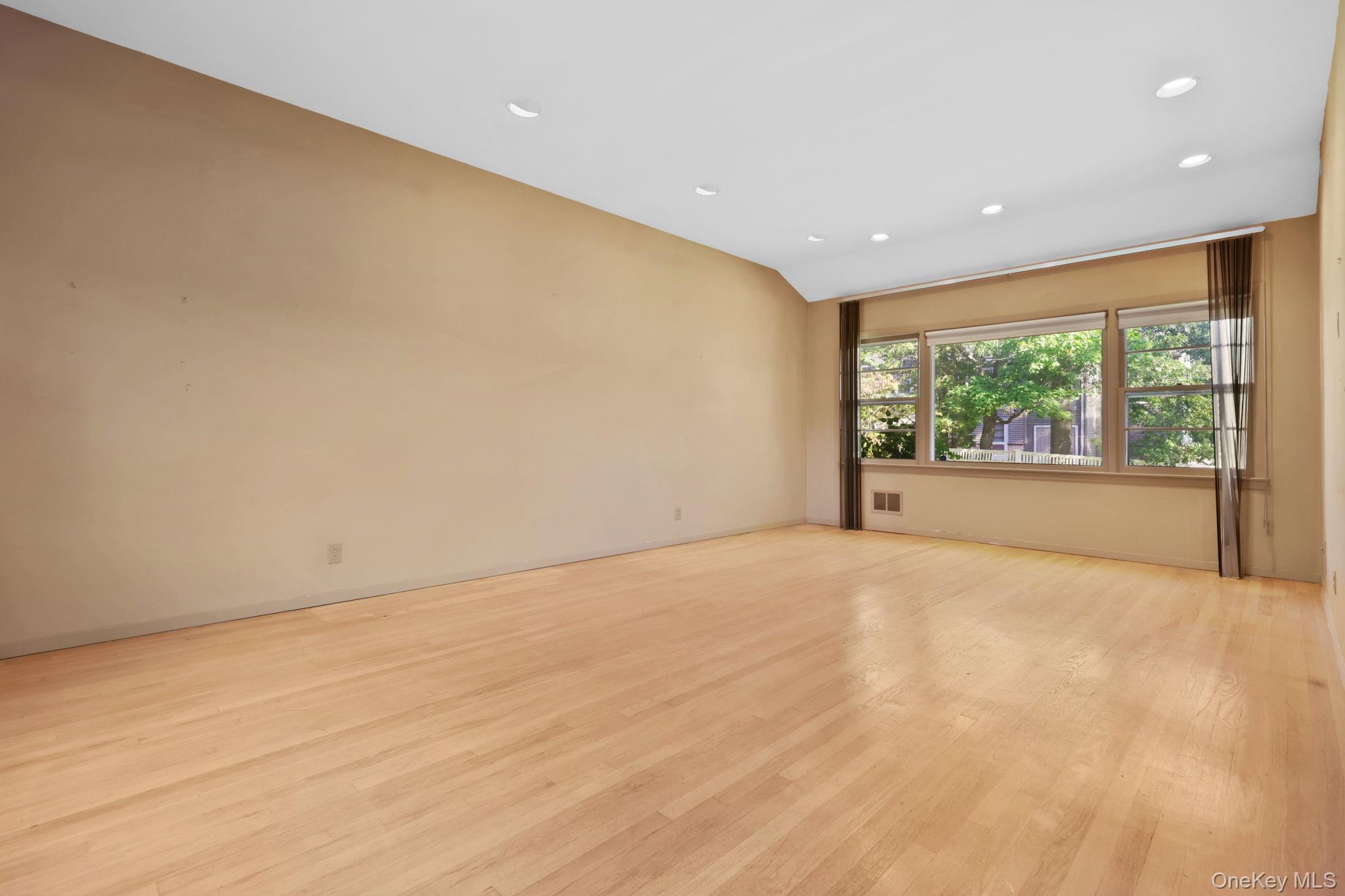 28 Hayhurst Road, New Rochelle, NY 10804