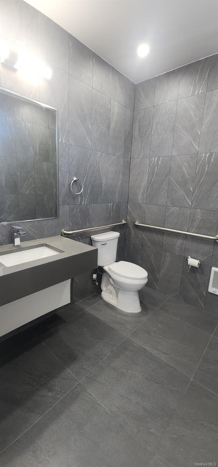 660 Port Washington Boulevard, Port Washington, NY 11050