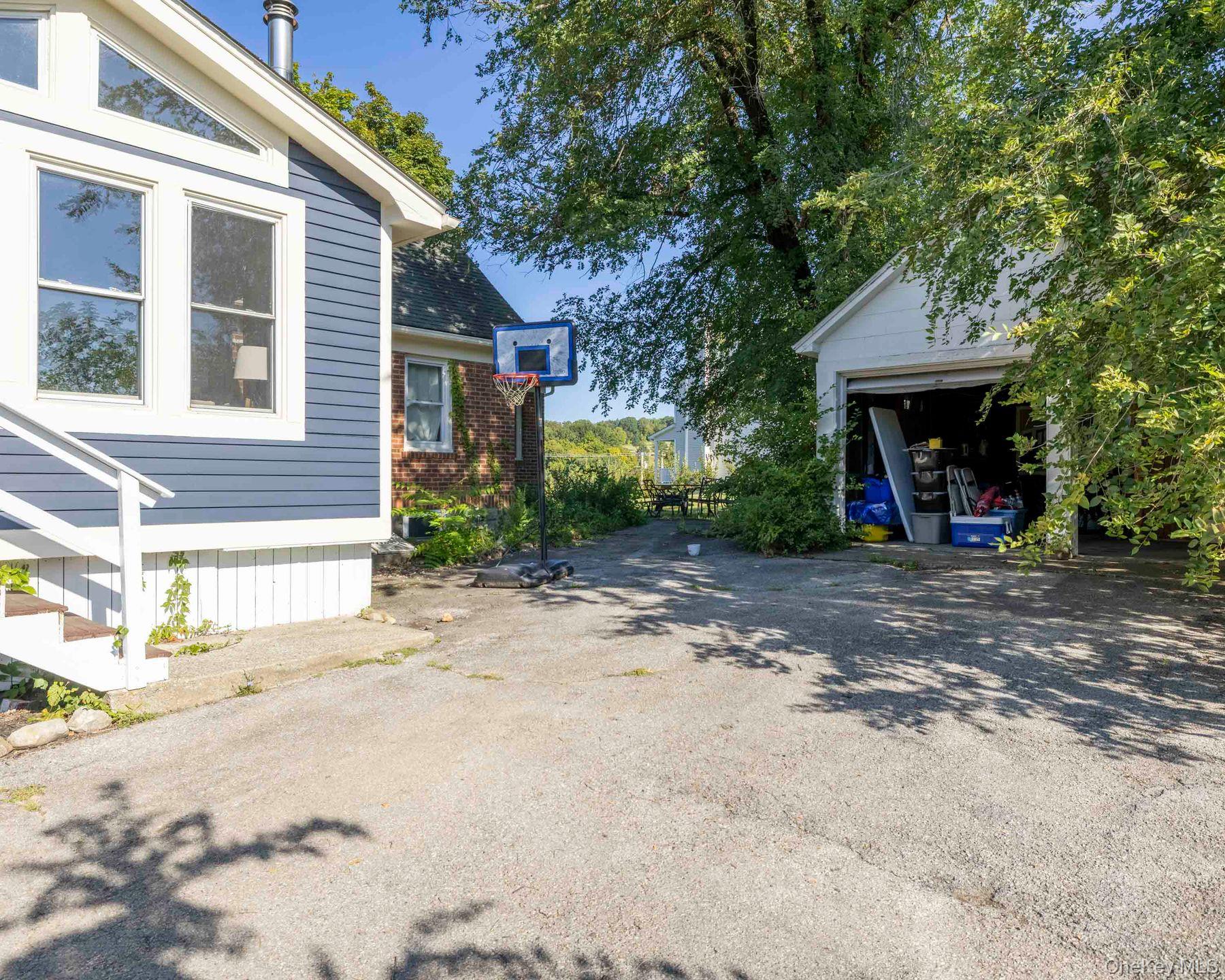 98 North Road, Highland, NY 12528