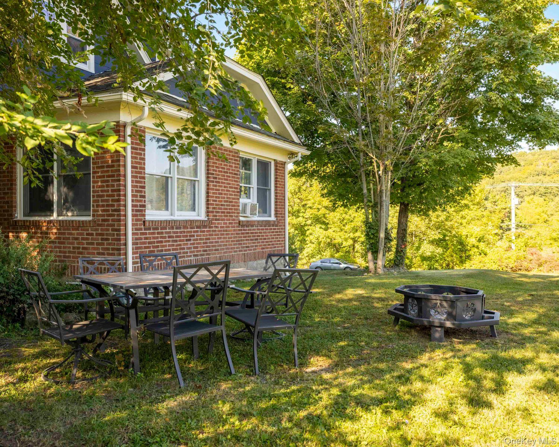 98 North Road, Highland, NY 12528