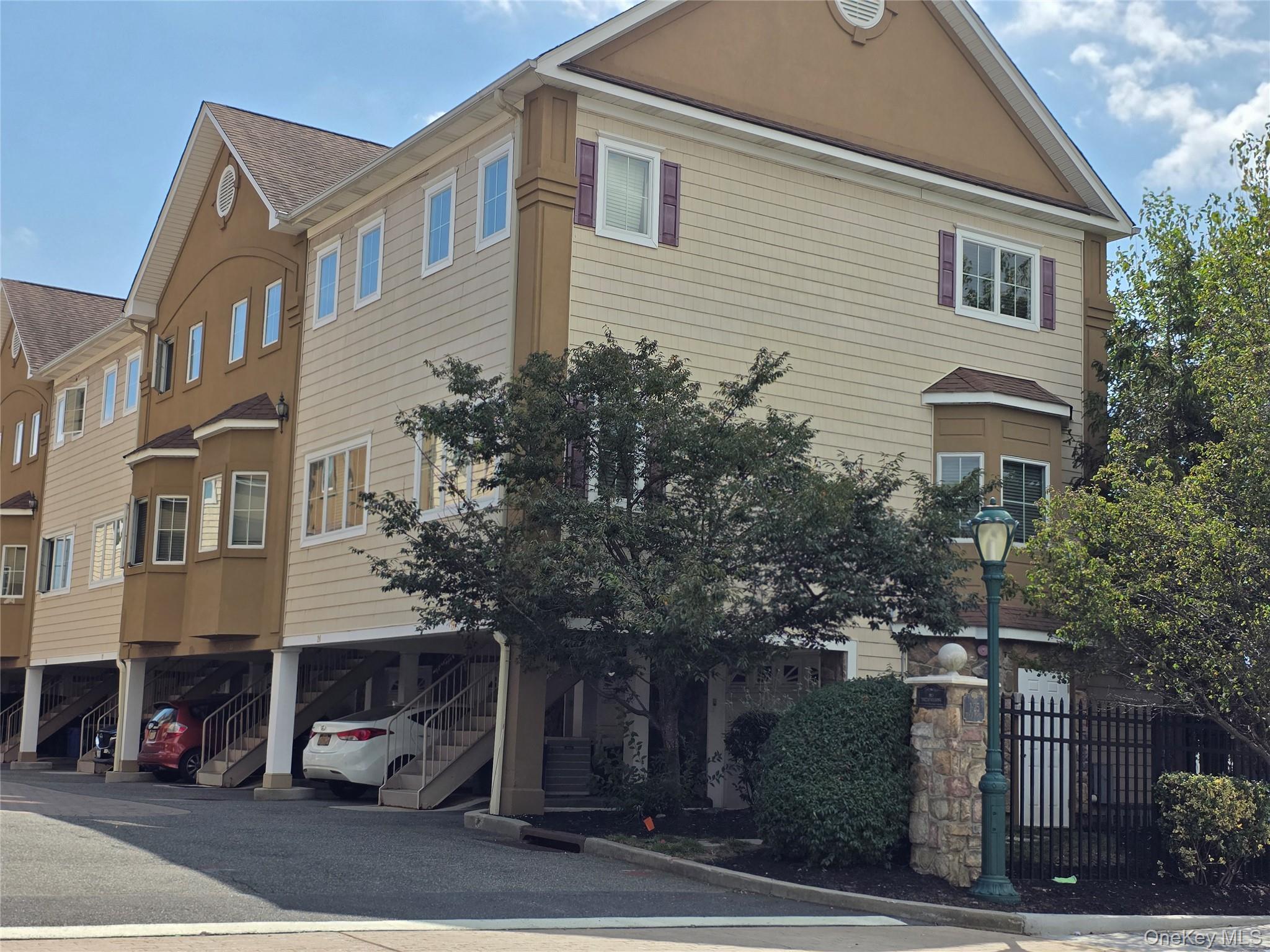 330 Maple Avenue # 25, Westbury, NY 11590
