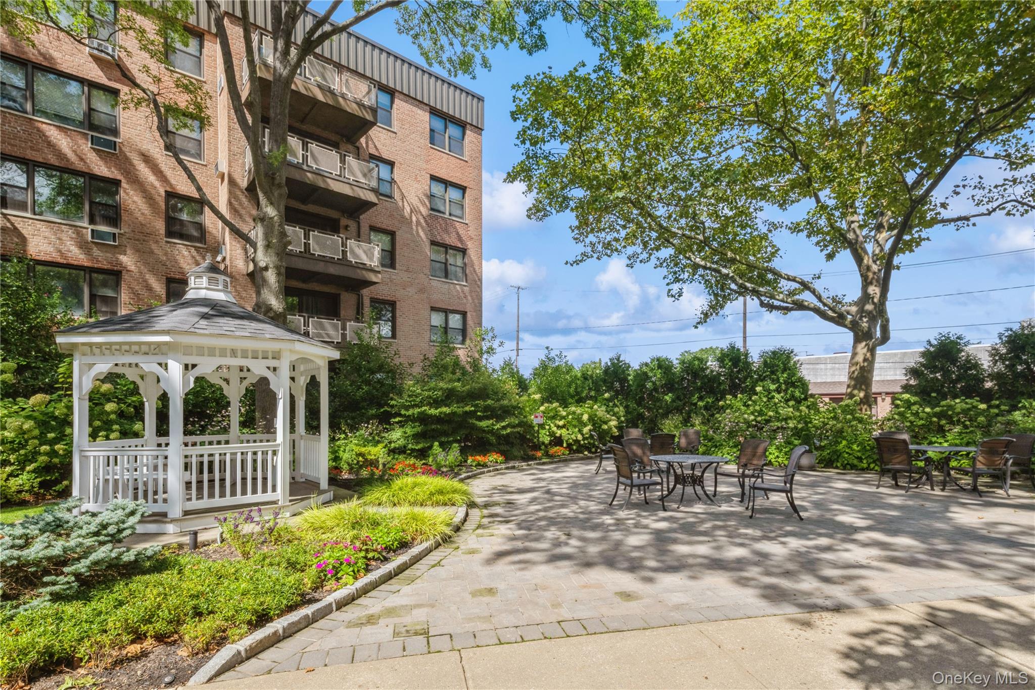 4 Birchwood Court # 5A, Mineola, NY 11501