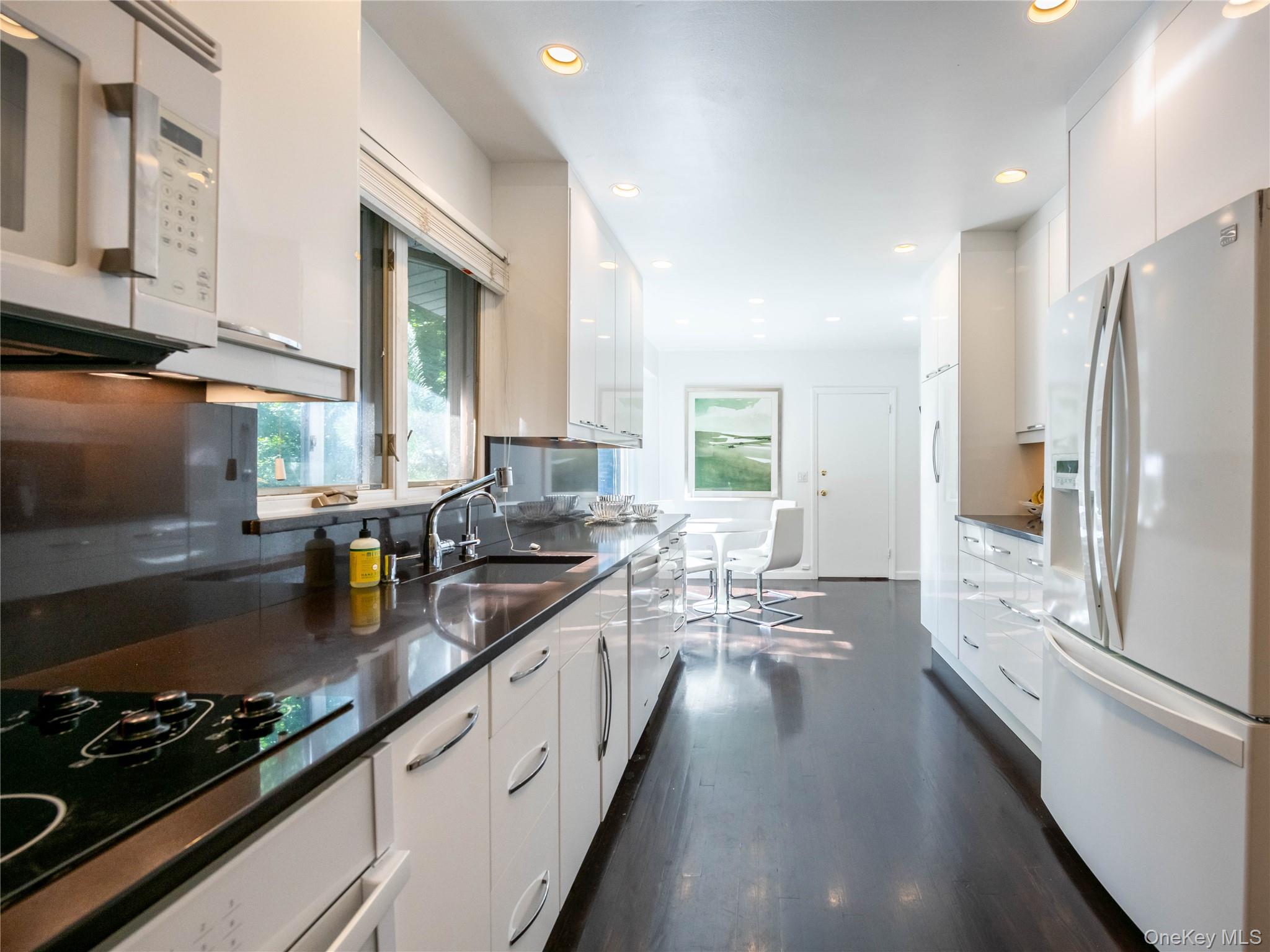 16 Ridge Drive E # A, Great Neck, NY 11021