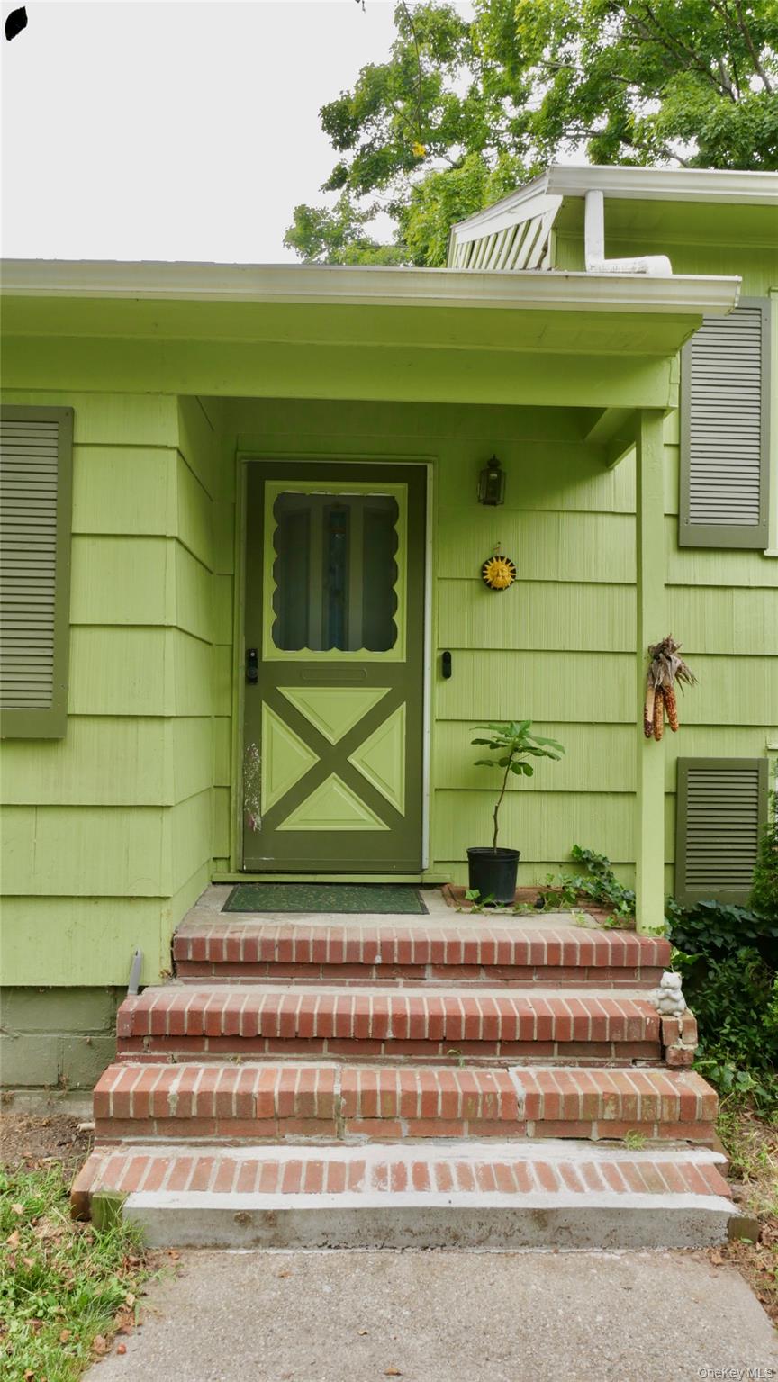 43 Cardinal Rd, Hyde Park, NY 12538