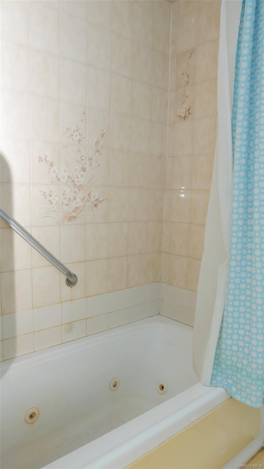 43 Cardinal Rd, Hyde Park, NY 12538