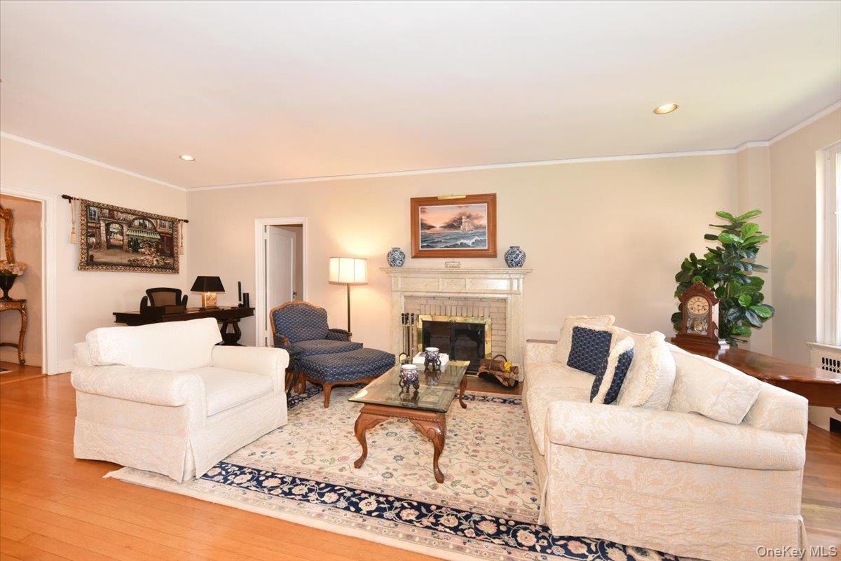 8 BARSTOW Road # 5-B, Great Neck, NY 11021