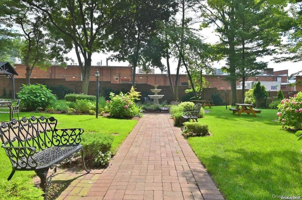 8 BARSTOW Road # 5-B, Great Neck, NY 11021