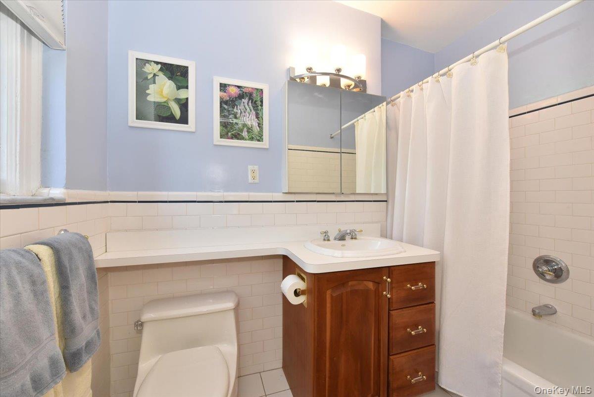 8 BARSTOW Road # 5-B, Great Neck, NY 11021