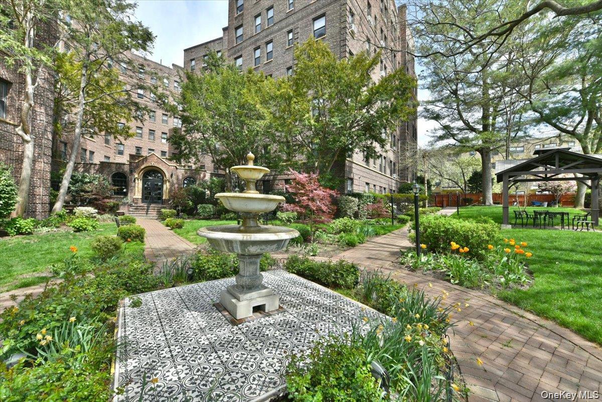 8 BARSTOW Road # 5-B, Great Neck, NY 11021