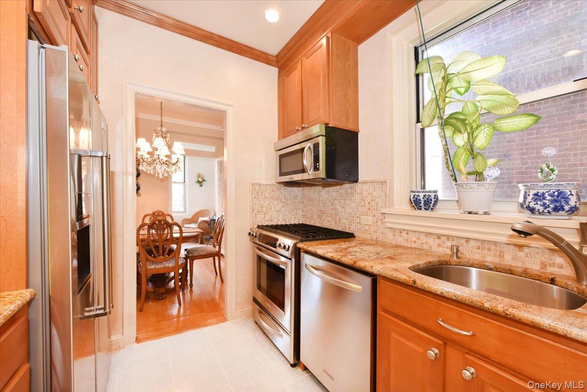 8 BARSTOW Road # 5-B, Great Neck, NY 11021