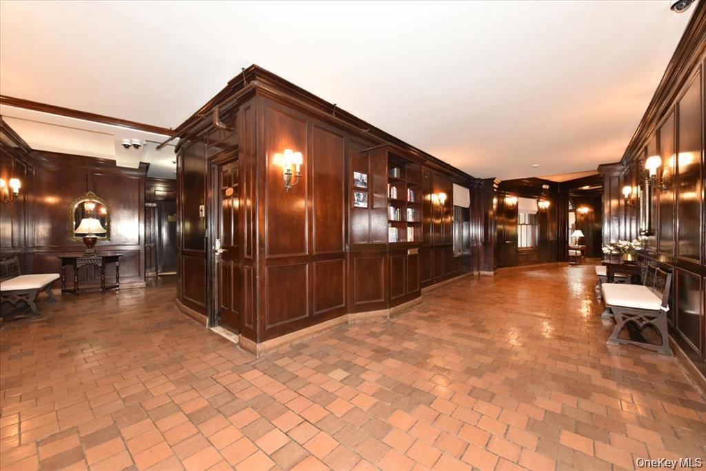 8 BARSTOW Road # 5-B, Great Neck, NY 11021