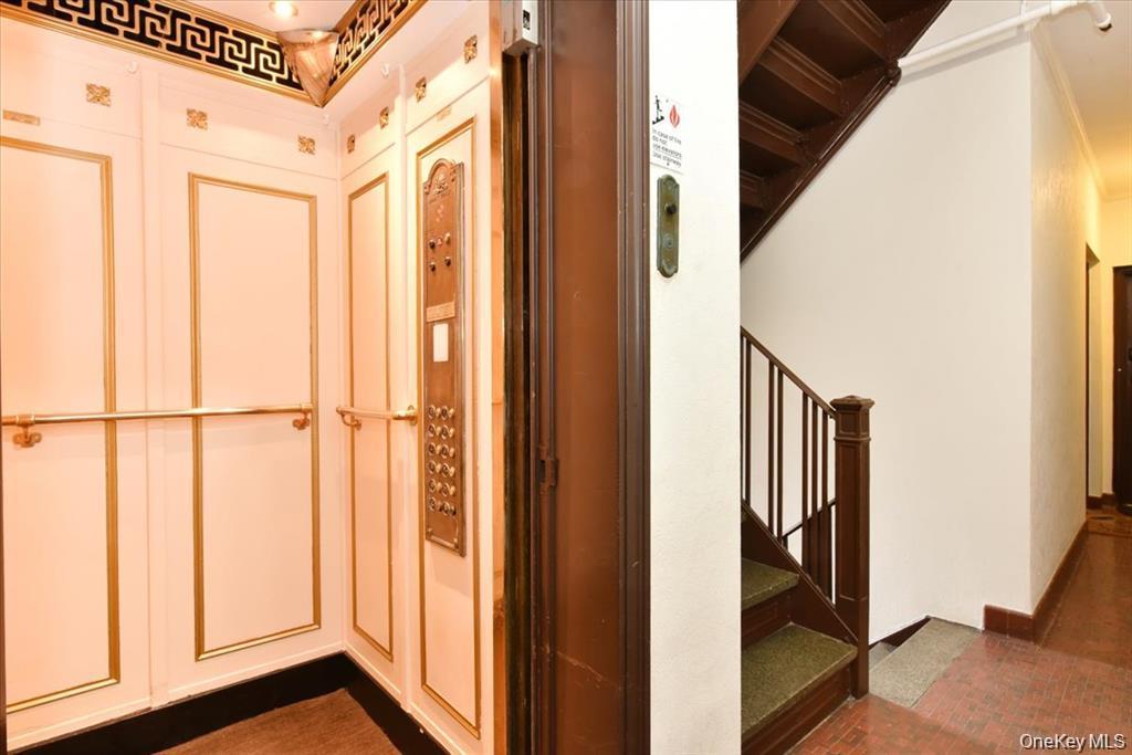 8 BARSTOW Road # 5-B, Great Neck, NY 11021