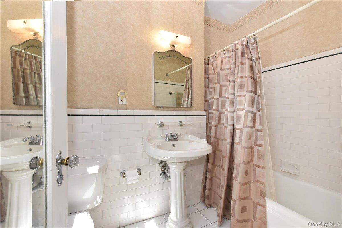 8 BARSTOW Road # 5-B, Great Neck, NY 11021