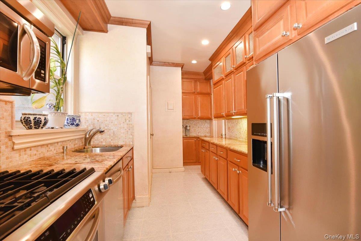 8 BARSTOW Road # 5-B, Great Neck, NY 11021