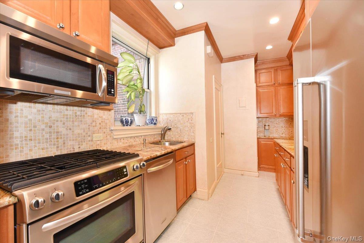 8 BARSTOW Road # 5-B, Great Neck, NY 11021