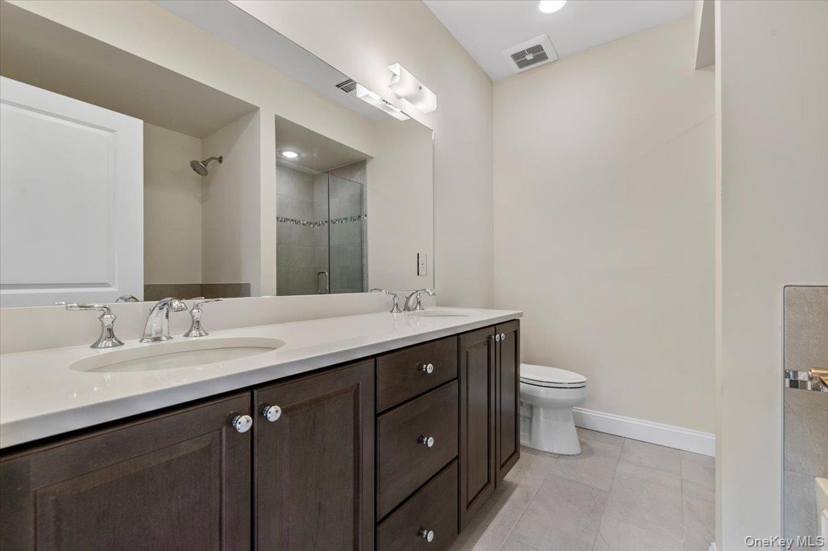 21 Steven Circle # 21, Dix Hills, NY 11746