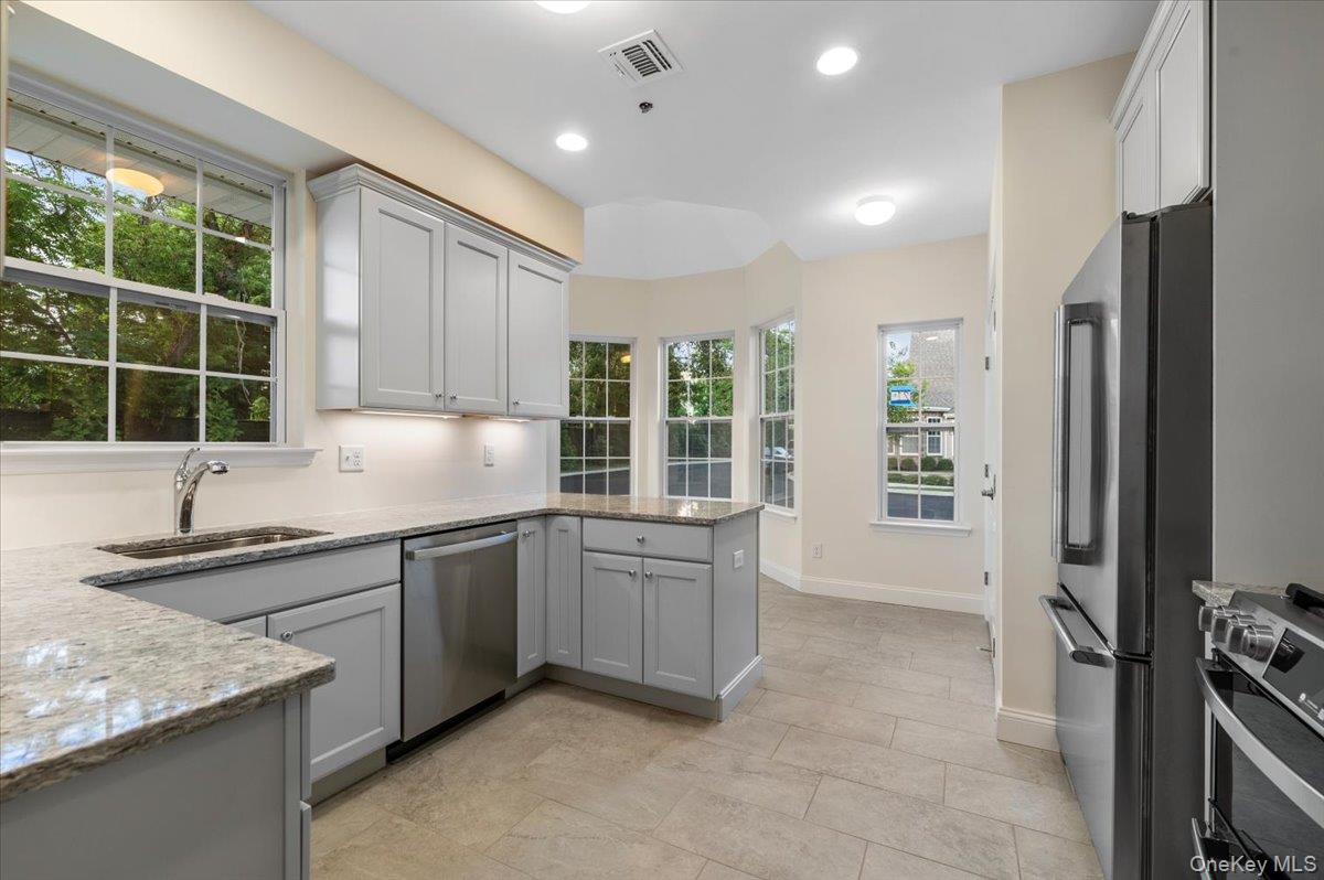 21 Steven Circle # 21, Dix Hills, NY 11746