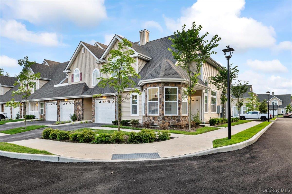 21 Steven Circle # 21, Dix Hills, NY 11746