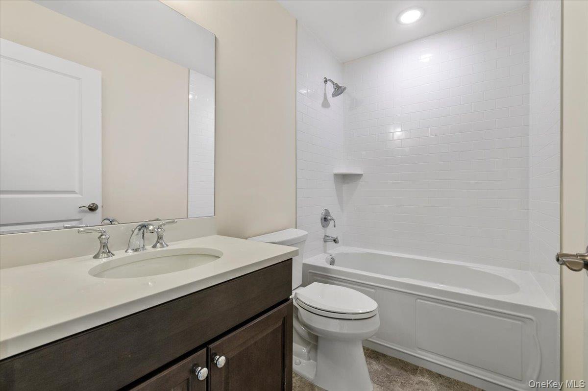 21 Steven Circle # 21, Dix Hills, NY 11746