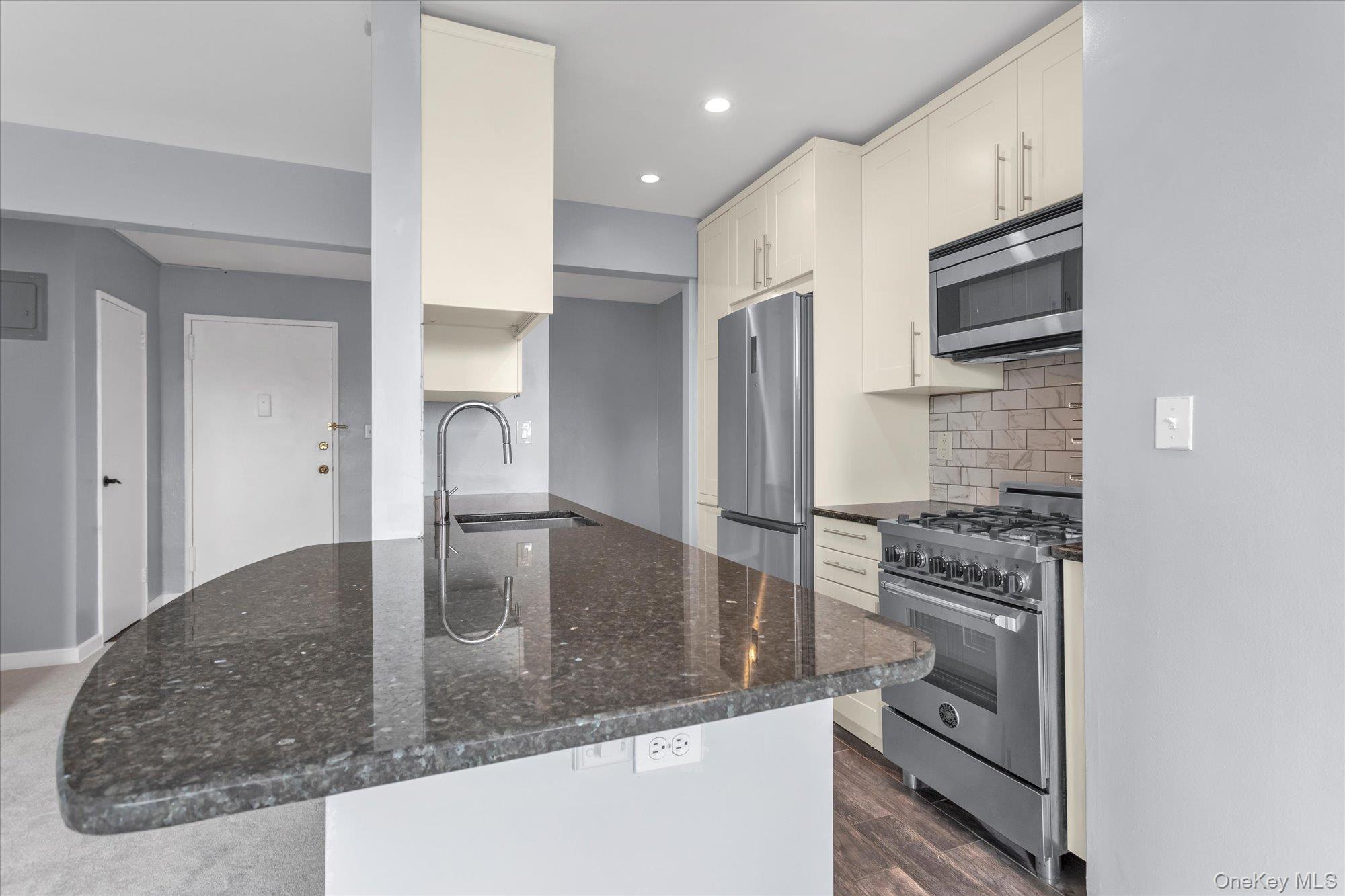 504 Merrick Road # 4J, Lynbrook, NY 11563