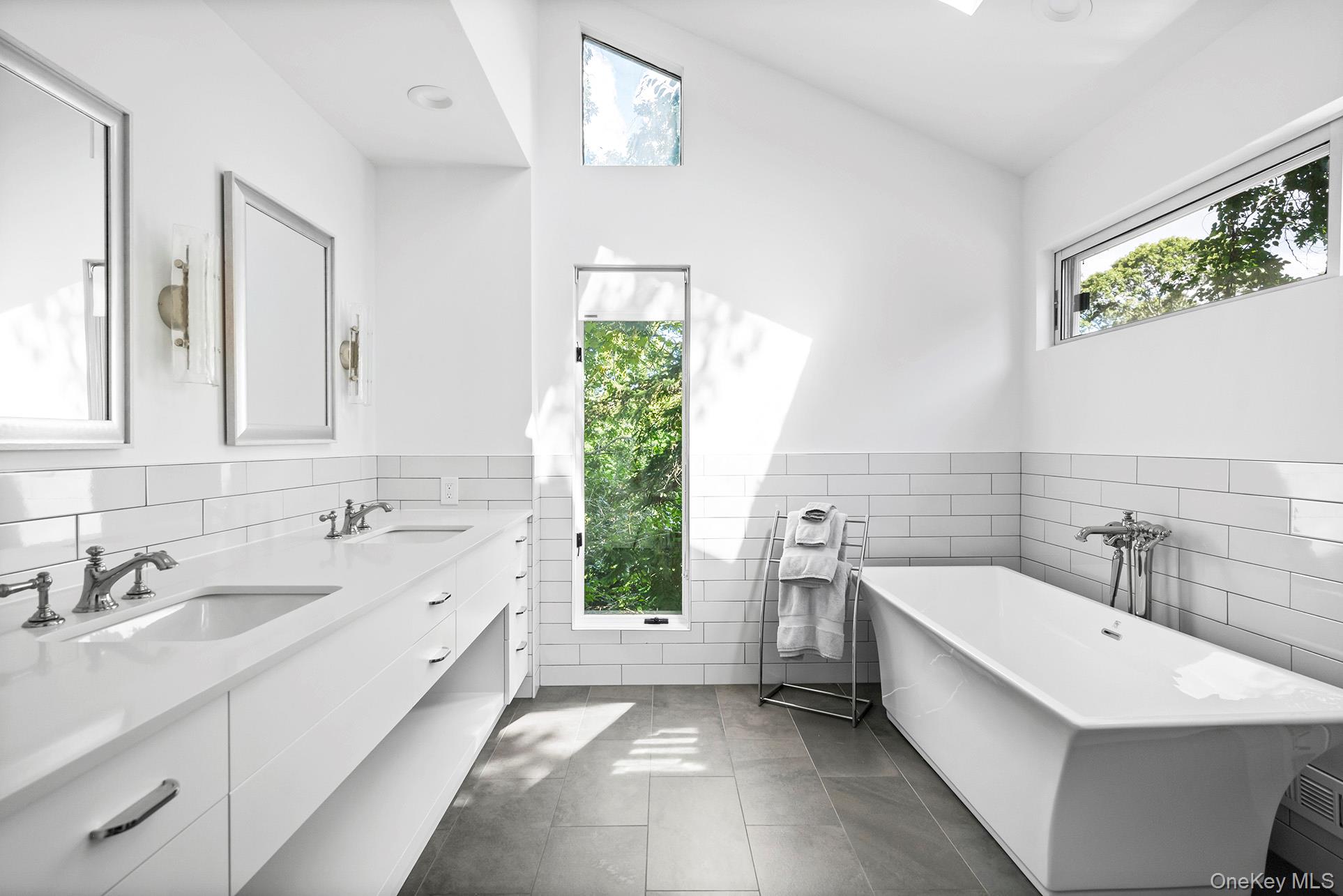 1 Acorn Path, Quogue, NY 11959