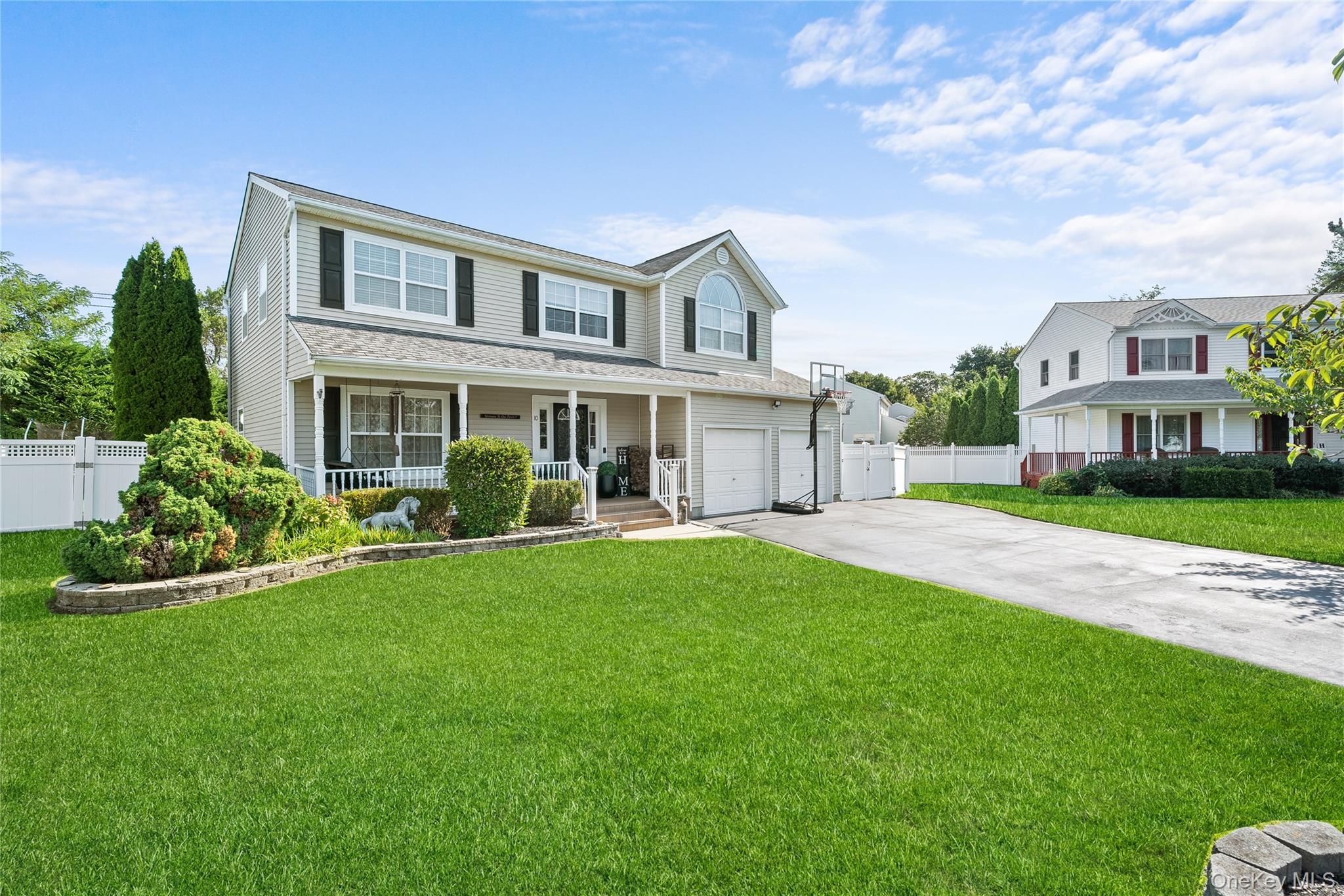 10 Carousel Court, East Islip, NY 11730