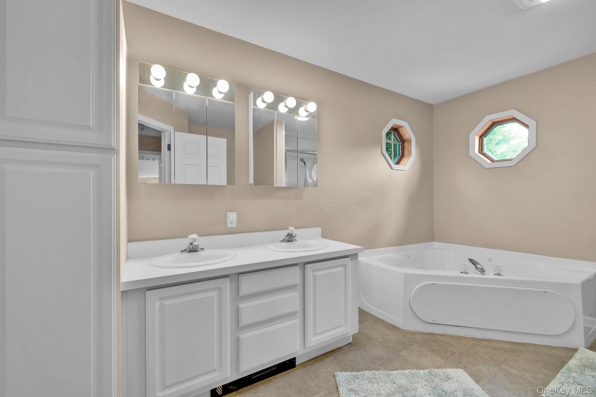 8 Roosa Road, Wallkill, NY 12589