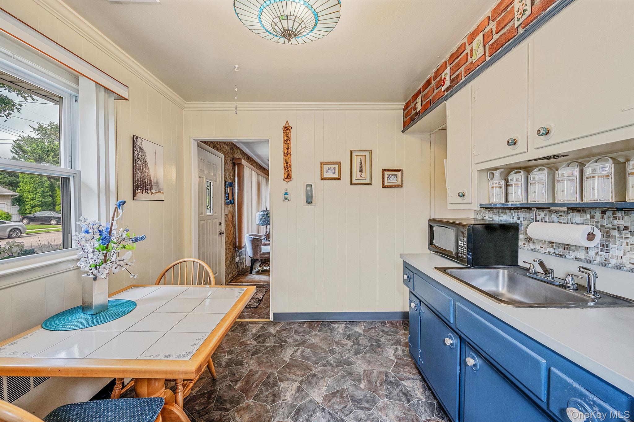 436 N Ontario Avenue, Lindenhurst, NY 11757