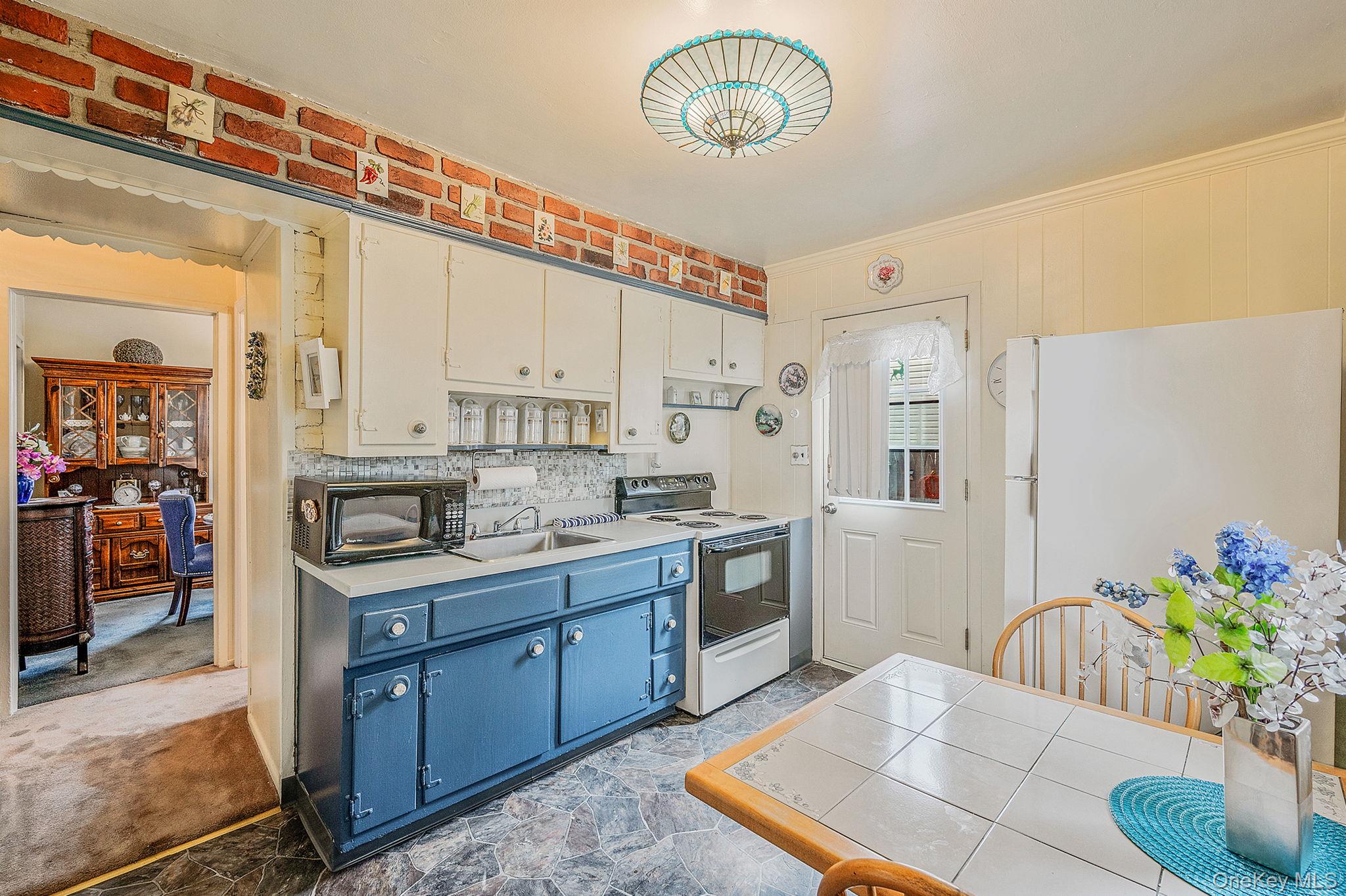 436 N Ontario Avenue, Lindenhurst, NY 11757