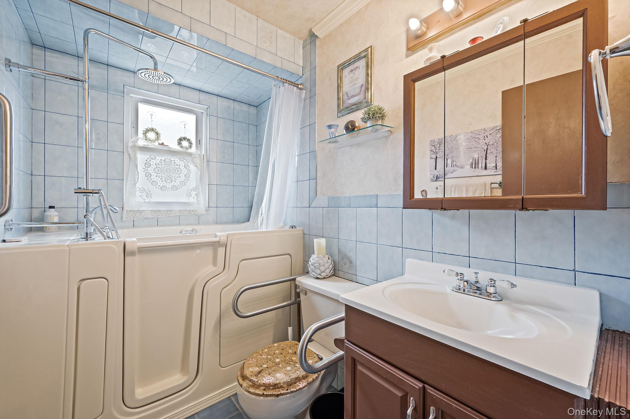 436 N Ontario Avenue, Lindenhurst, NY 11757