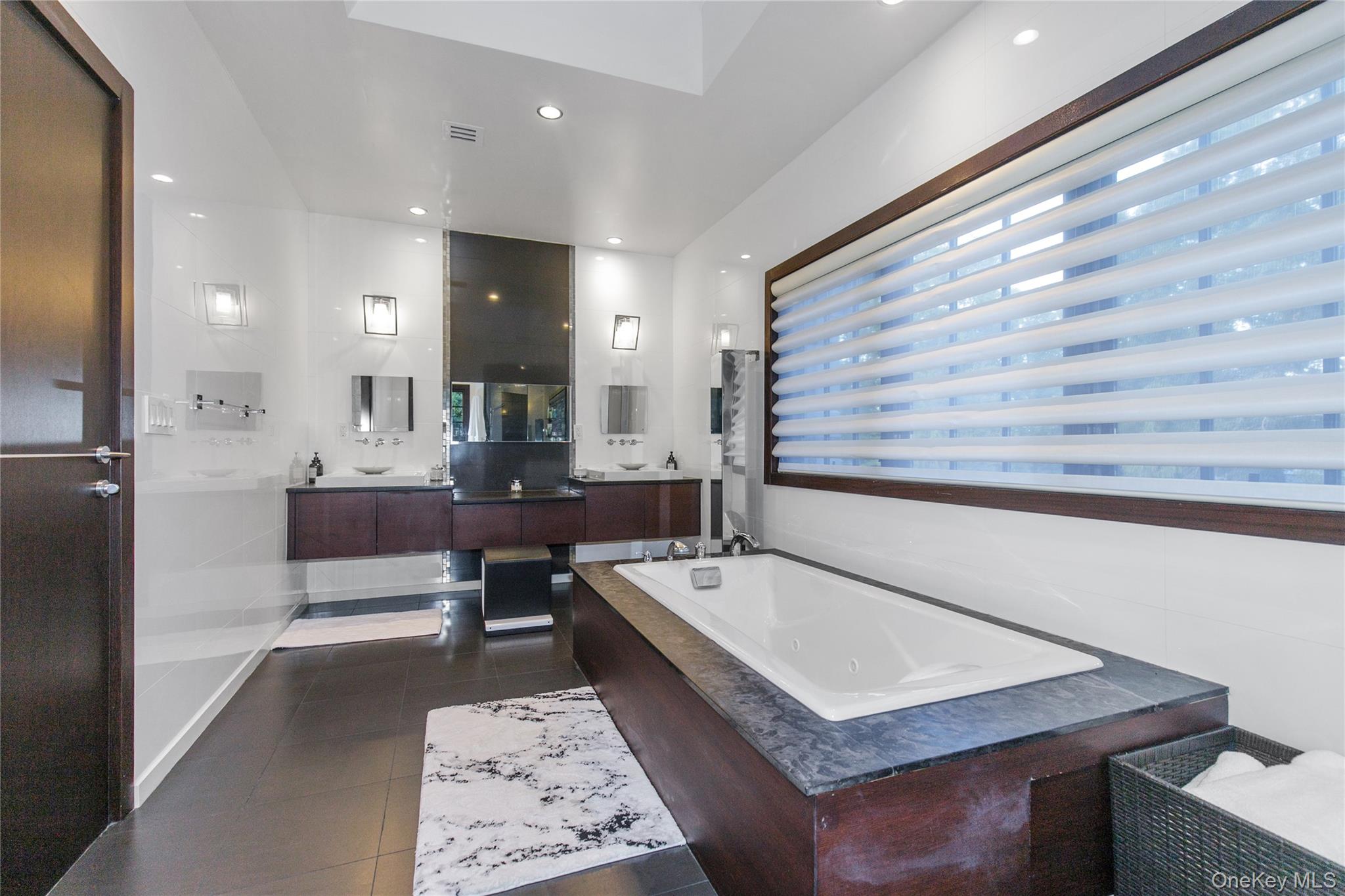 5 Farmwoods Lane, Upper Brookville, NY 11545