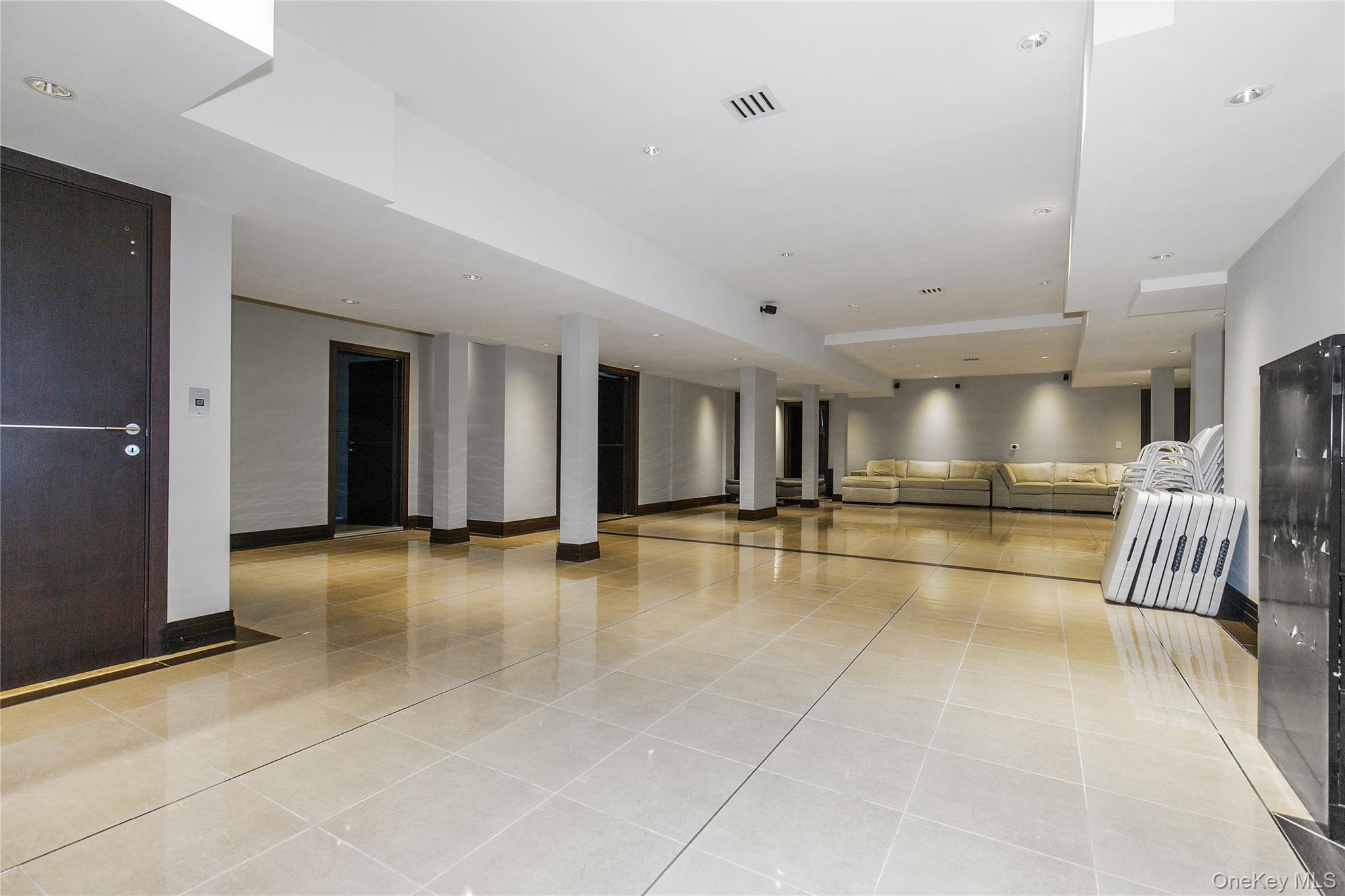 5 Farmwoods Lane, Upper Brookville, NY 11545