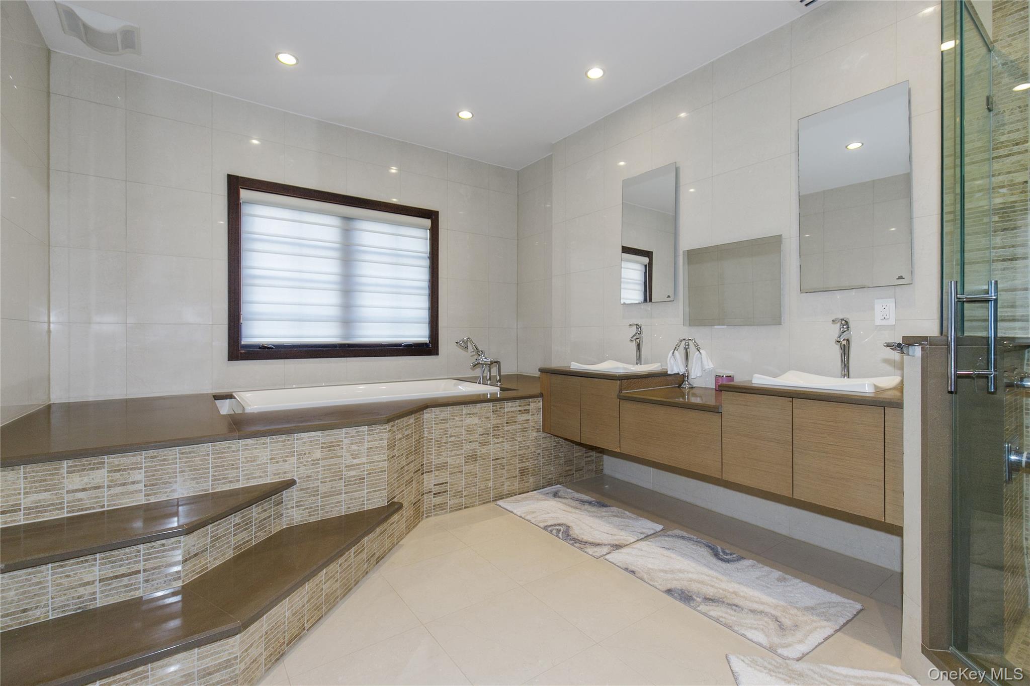 5 Farmwoods Lane, Upper Brookville, NY 11545