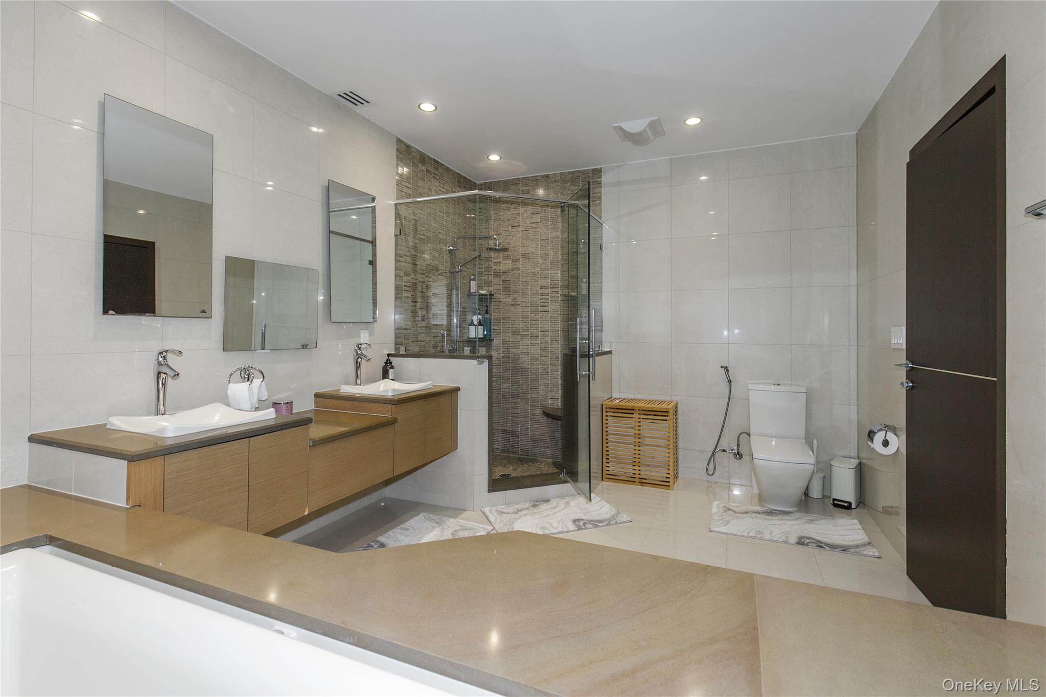 5 Farmwoods Lane, Upper Brookville, NY 11545