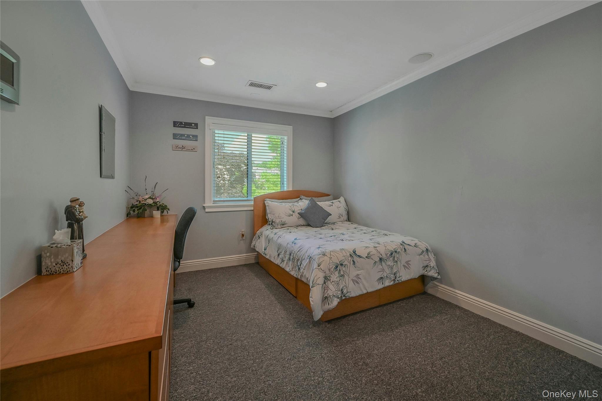 86 Chestnut Lane, Woodbury, NY 11797